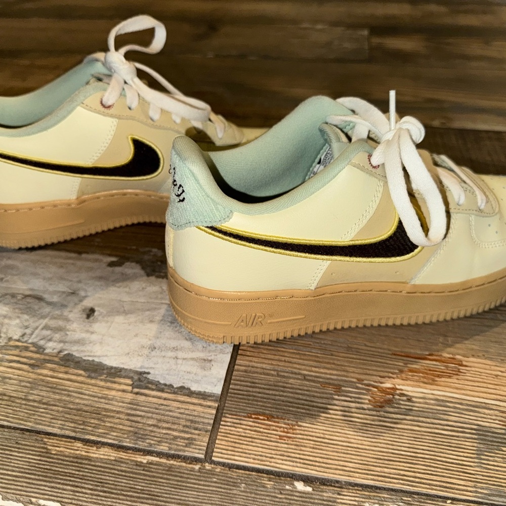 Nike Air Force 1 LV8. 6.5Y.